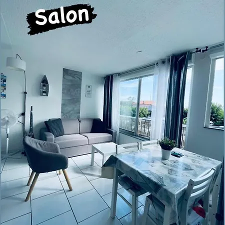 Richelieu Poolside Retreat: Beachfront For Six *