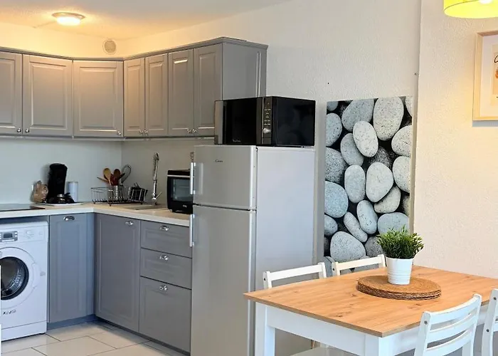 Superbe 6 Personnes Avec Piscine Secteur Richelieu, A 400m De La Et A 650m Du Centre Port Apartman *